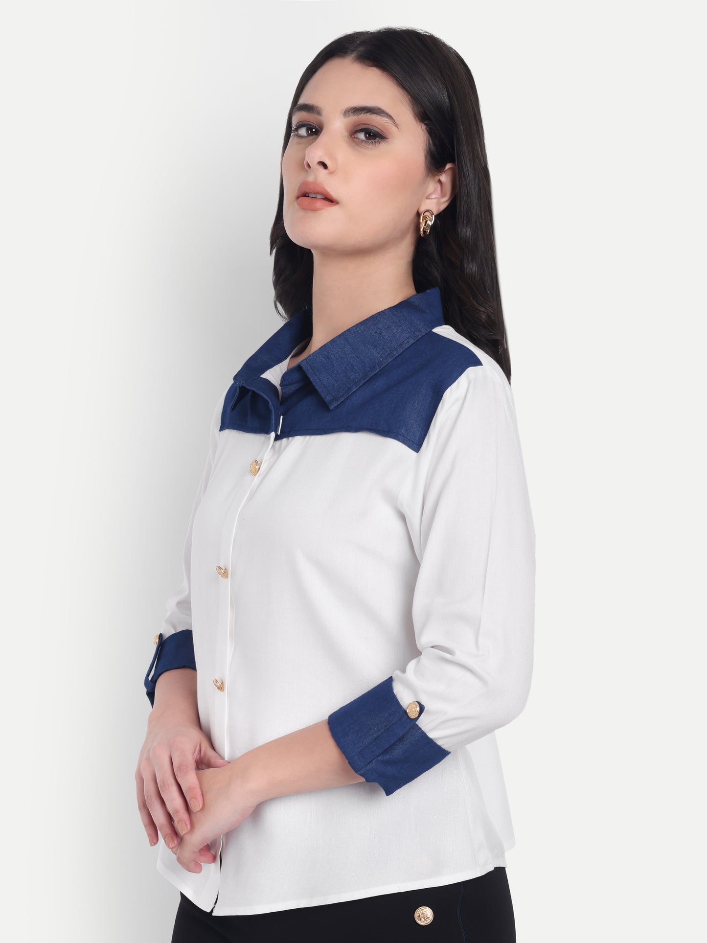 White shirt with dark blue denim on shoulder-esseneur