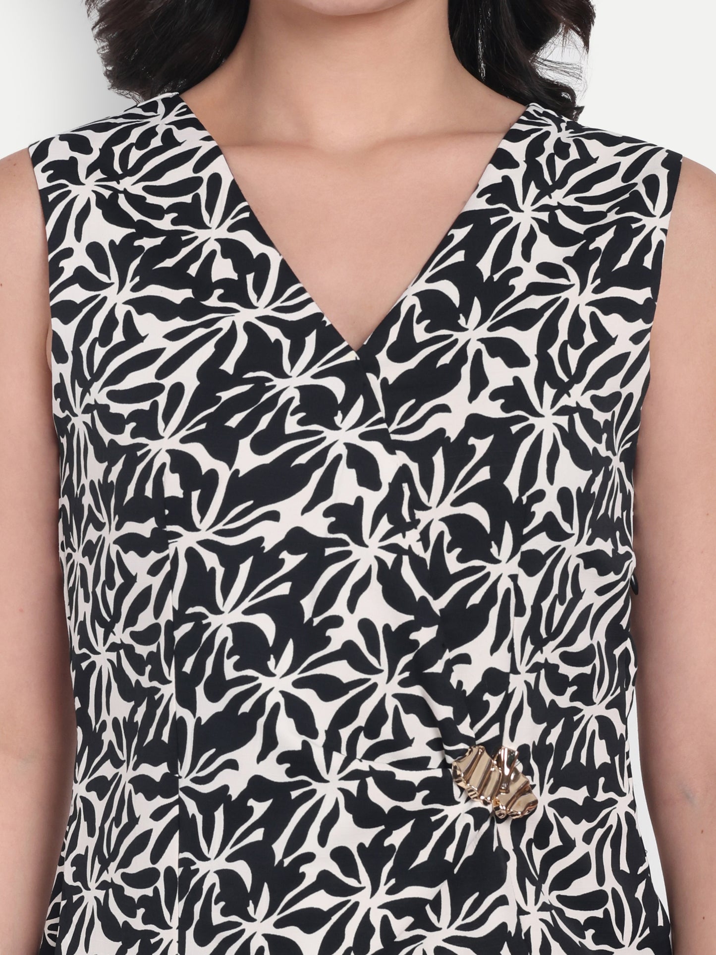 Black printed waistcoat with gold applique - essener.