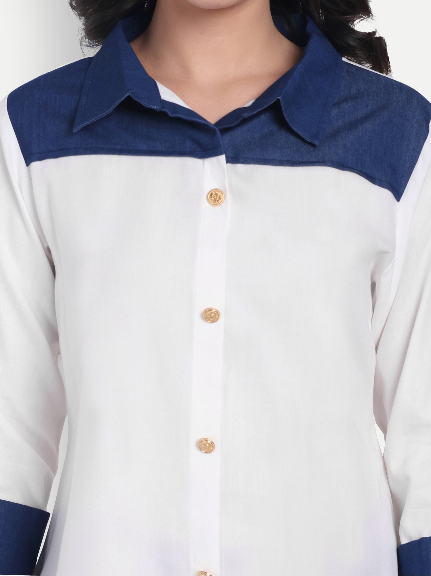 White shirt with dark blue denim on shoulder-esseneur