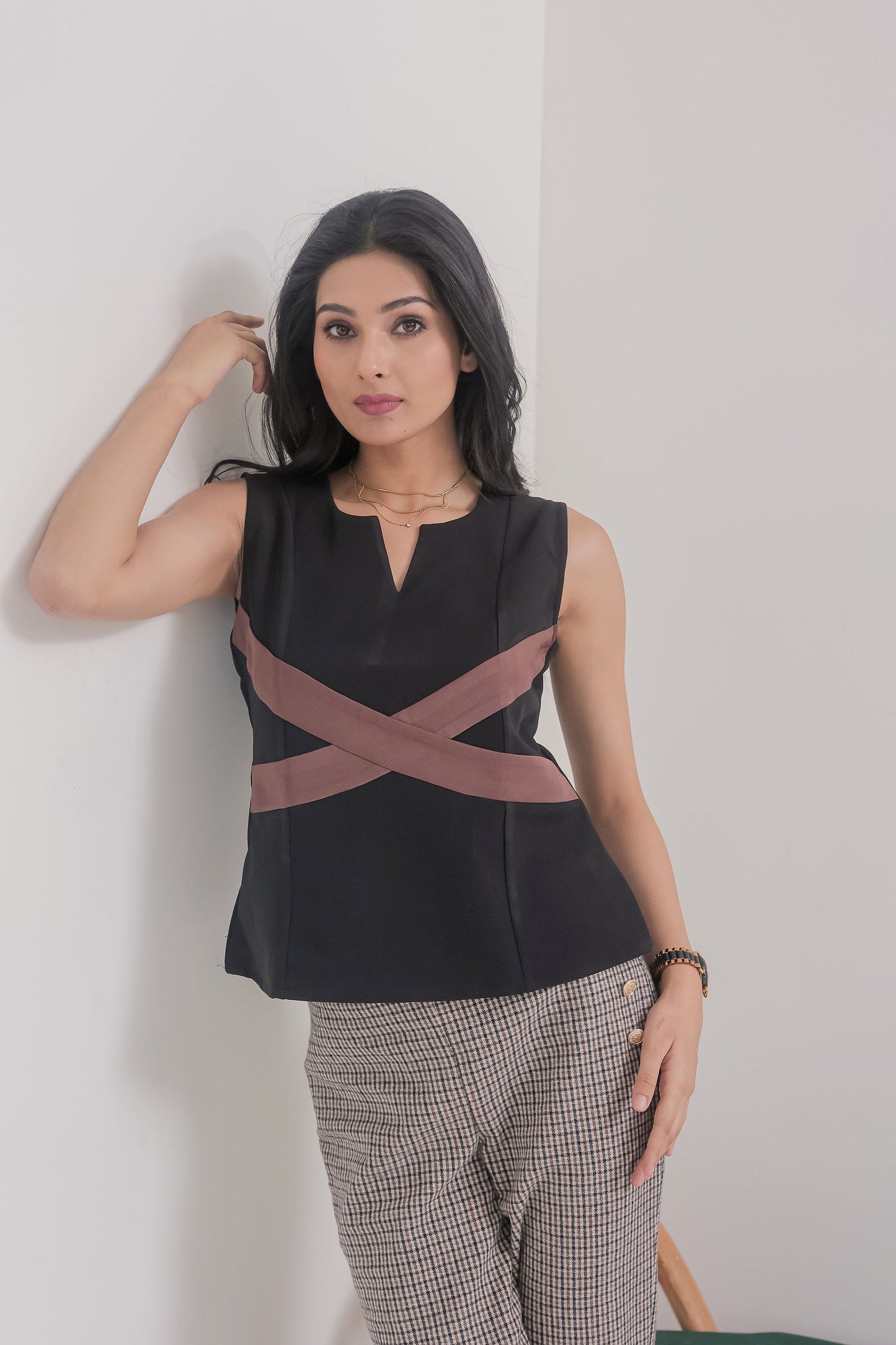 Black top with brown cross bow pattern - esseneur.