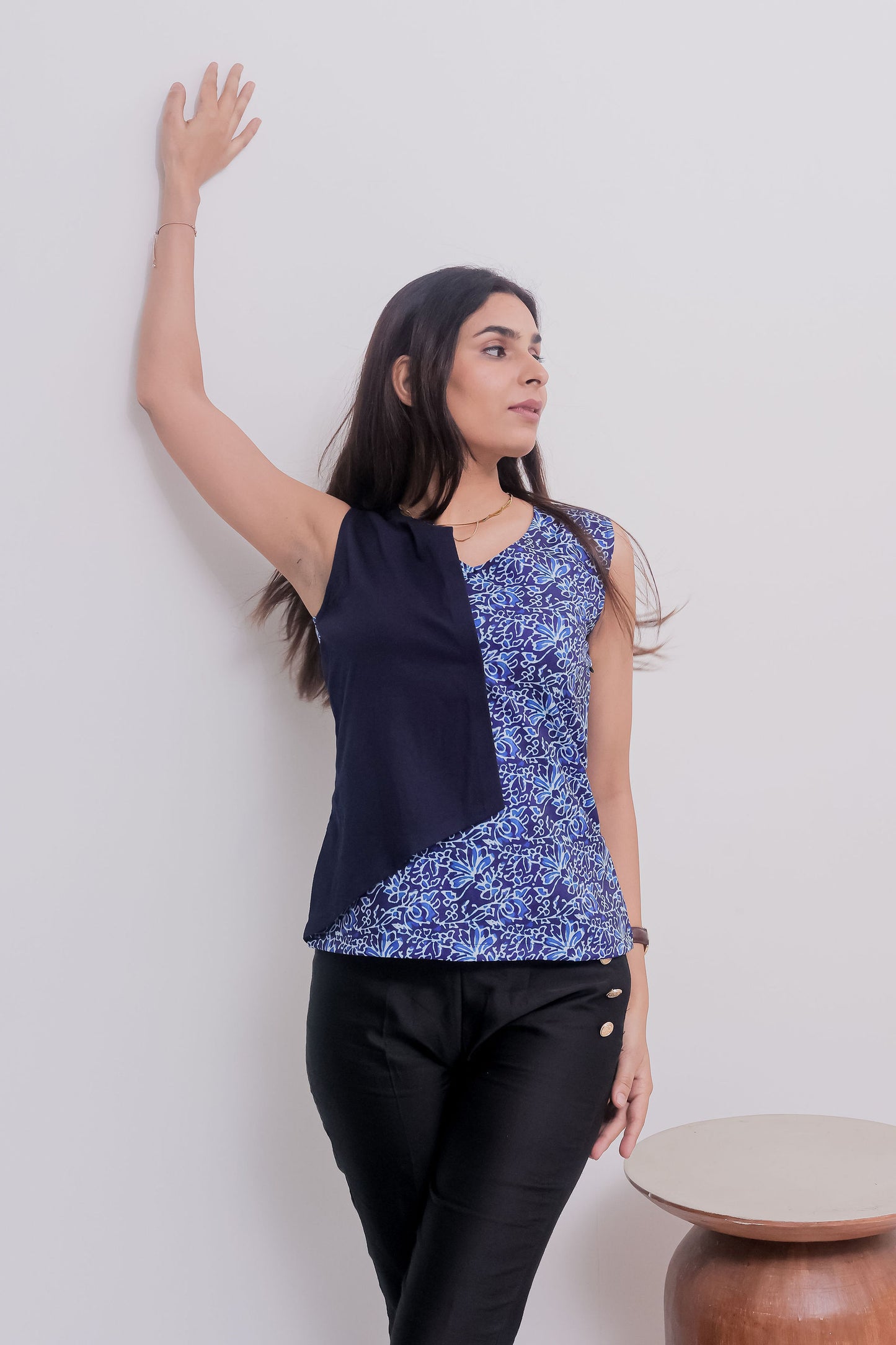 Blue printed and solid flap top - esseneur.