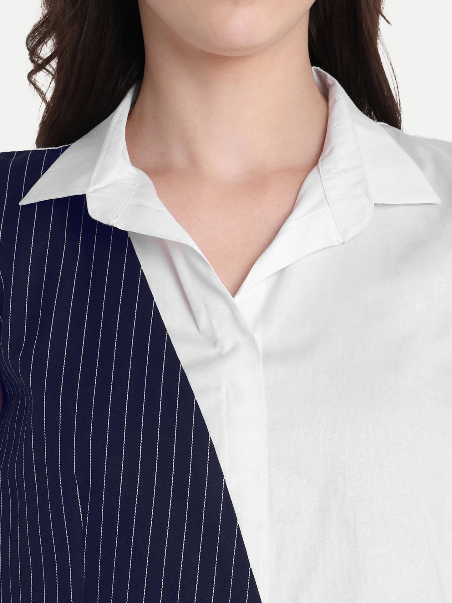 White sleeveless shirt with blue flap-esseneur
