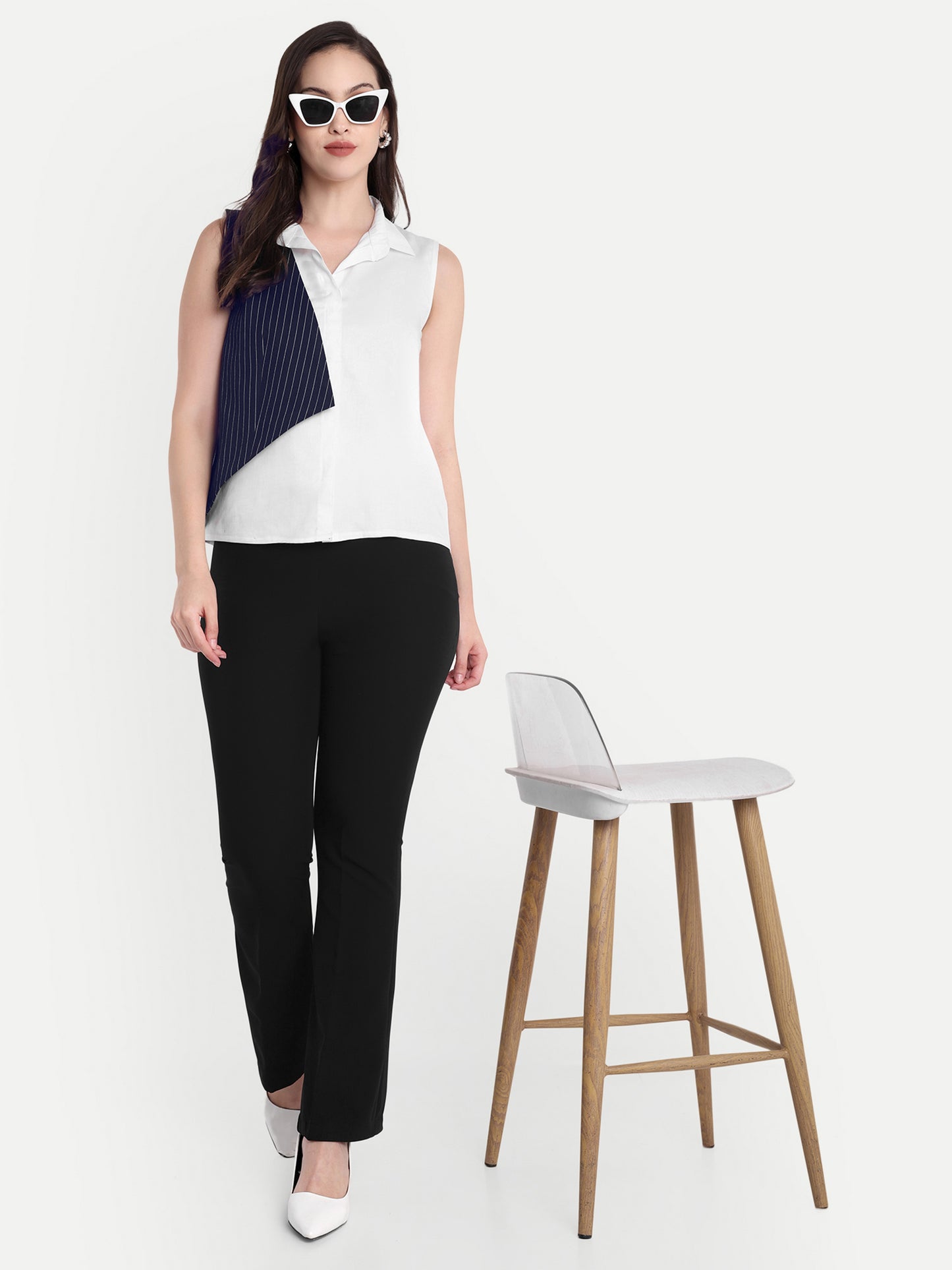 White sleeveless shirt with blue flap-esseneur