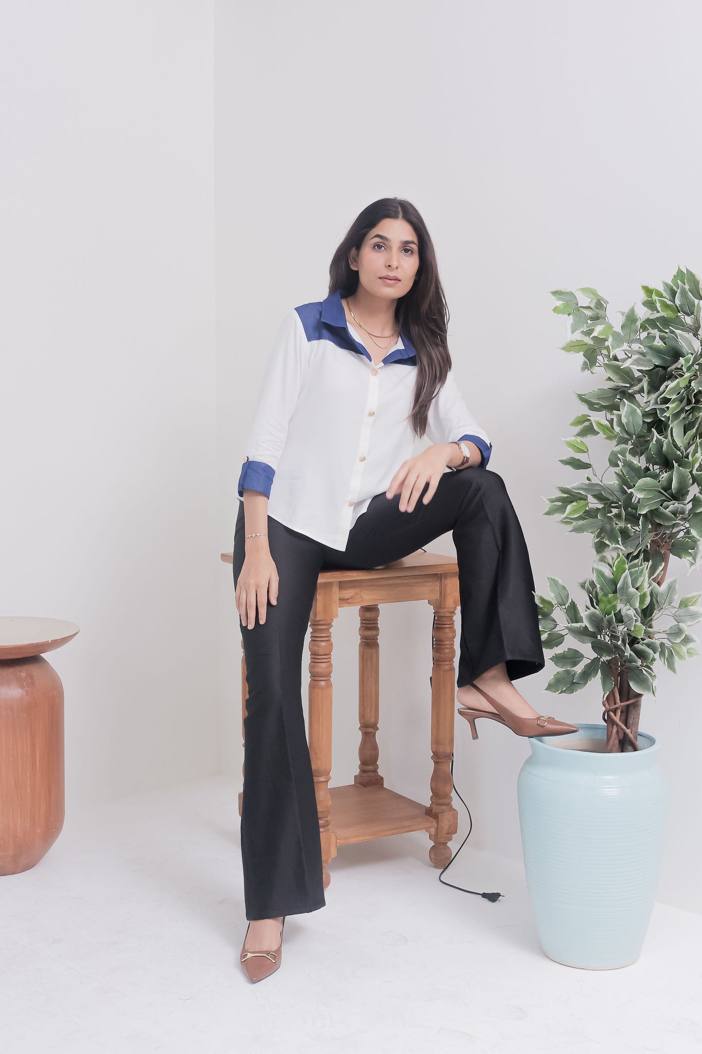 White shirt with dark blue denim on shoulder-esseneur
