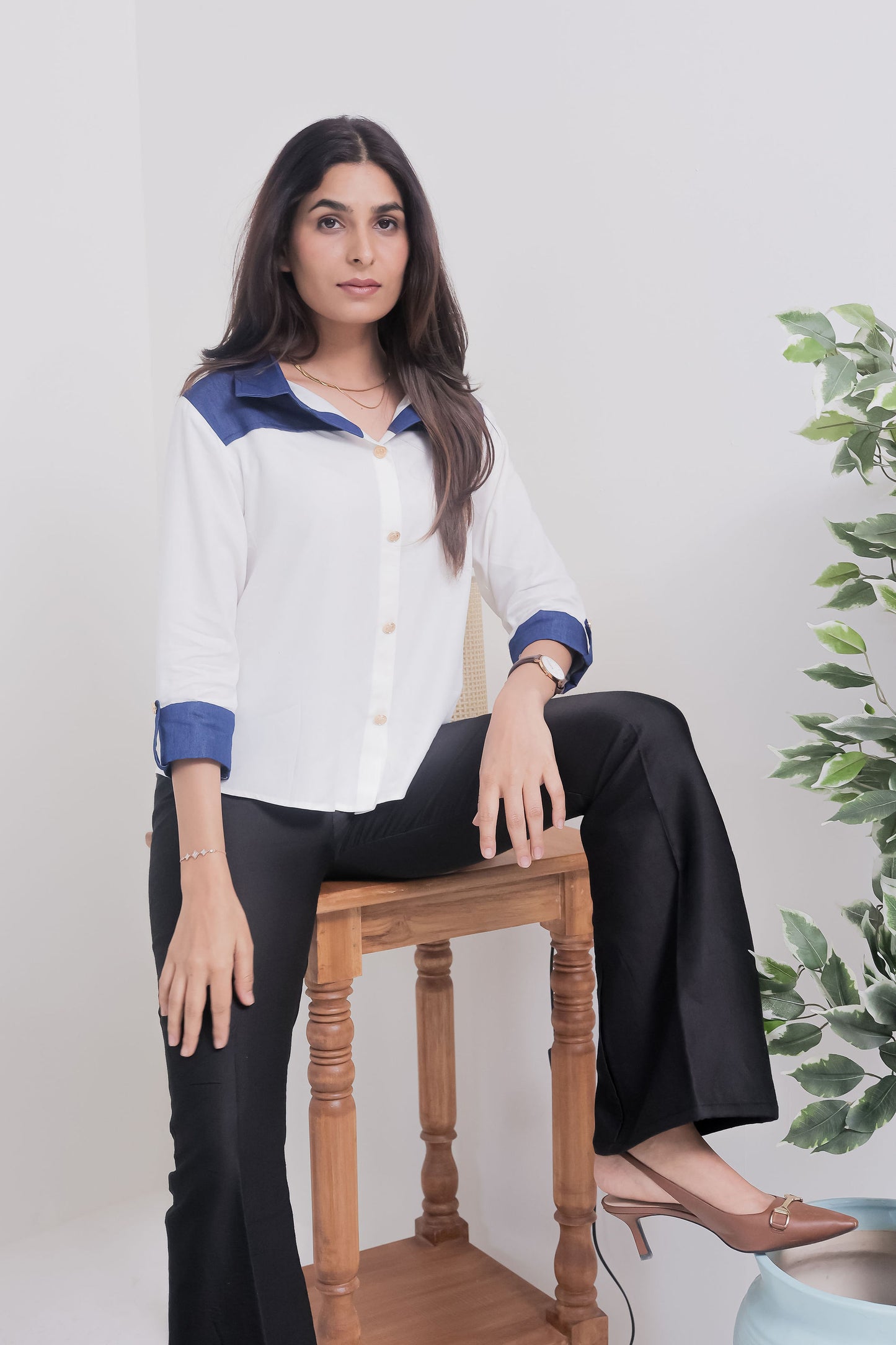 White shirt with dark blue denim on shoulder-esseneur