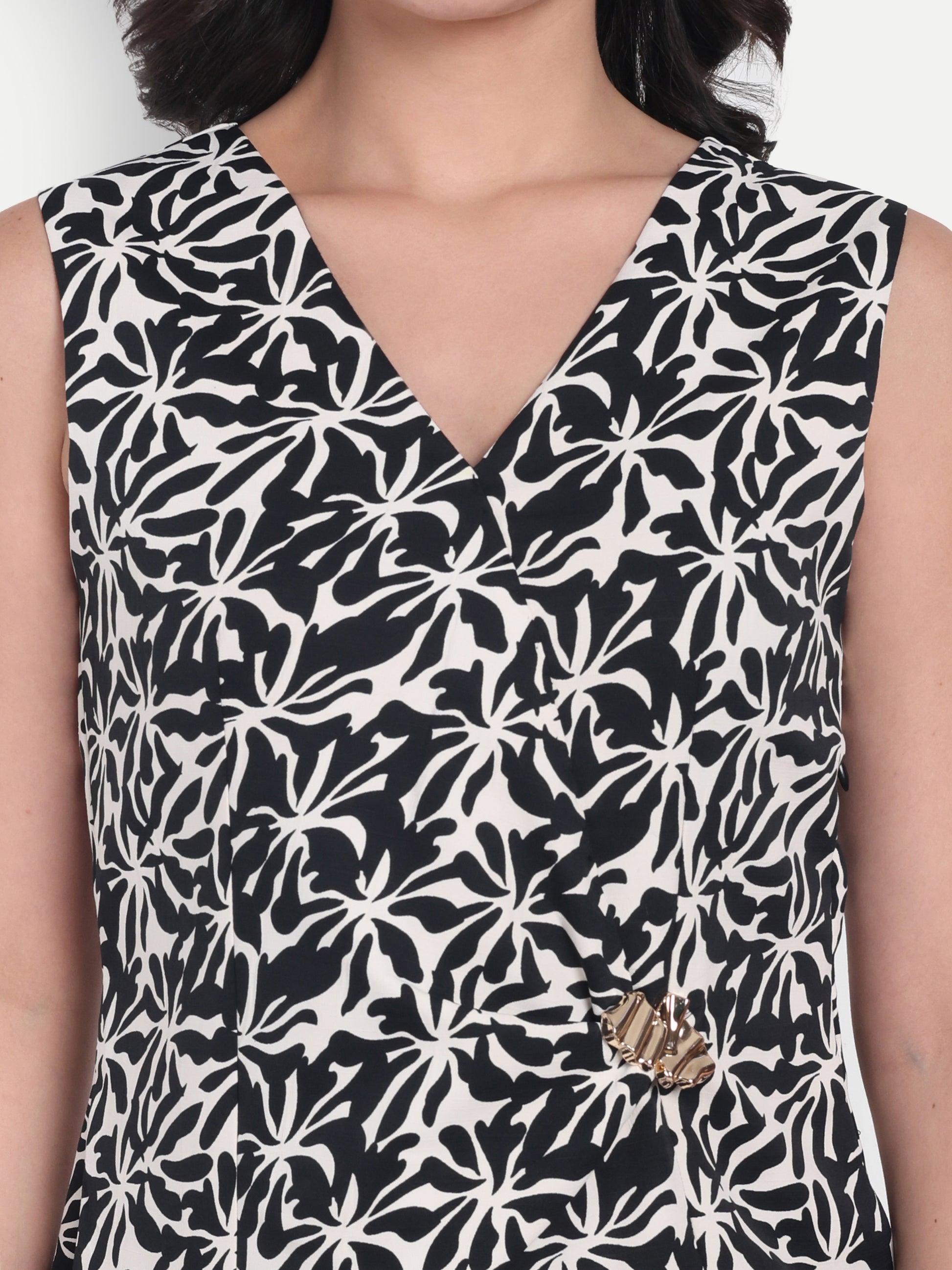 Black printed waistcoat with gold applique - essener.