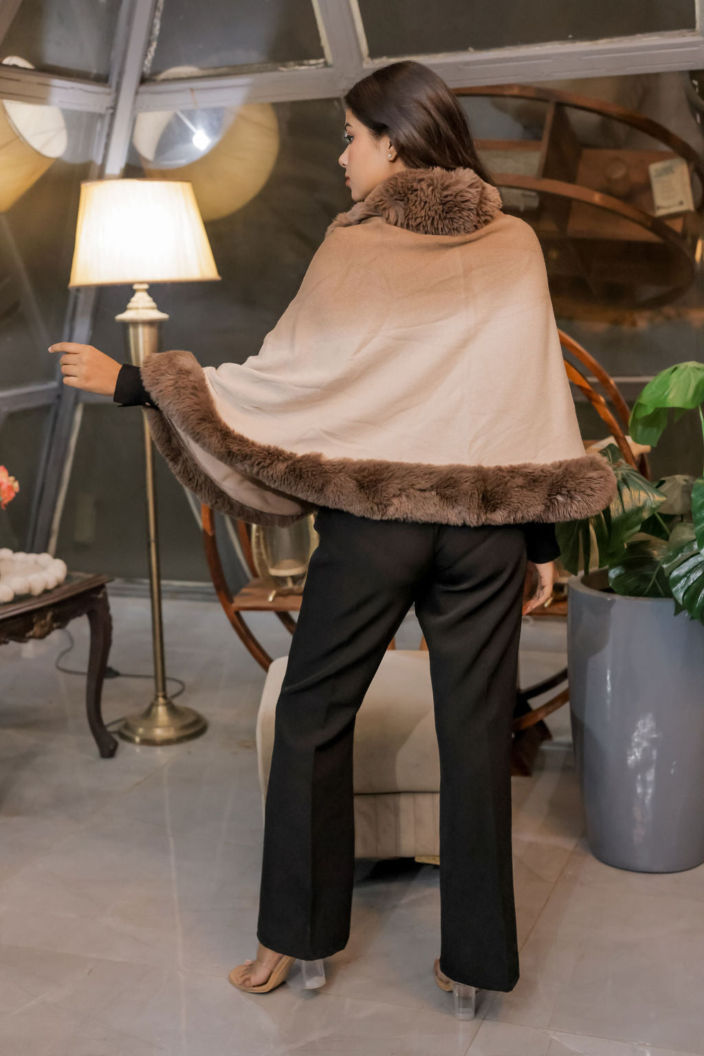 Cream ombre stall with fur detailing	ESWWS0002-CRMFR