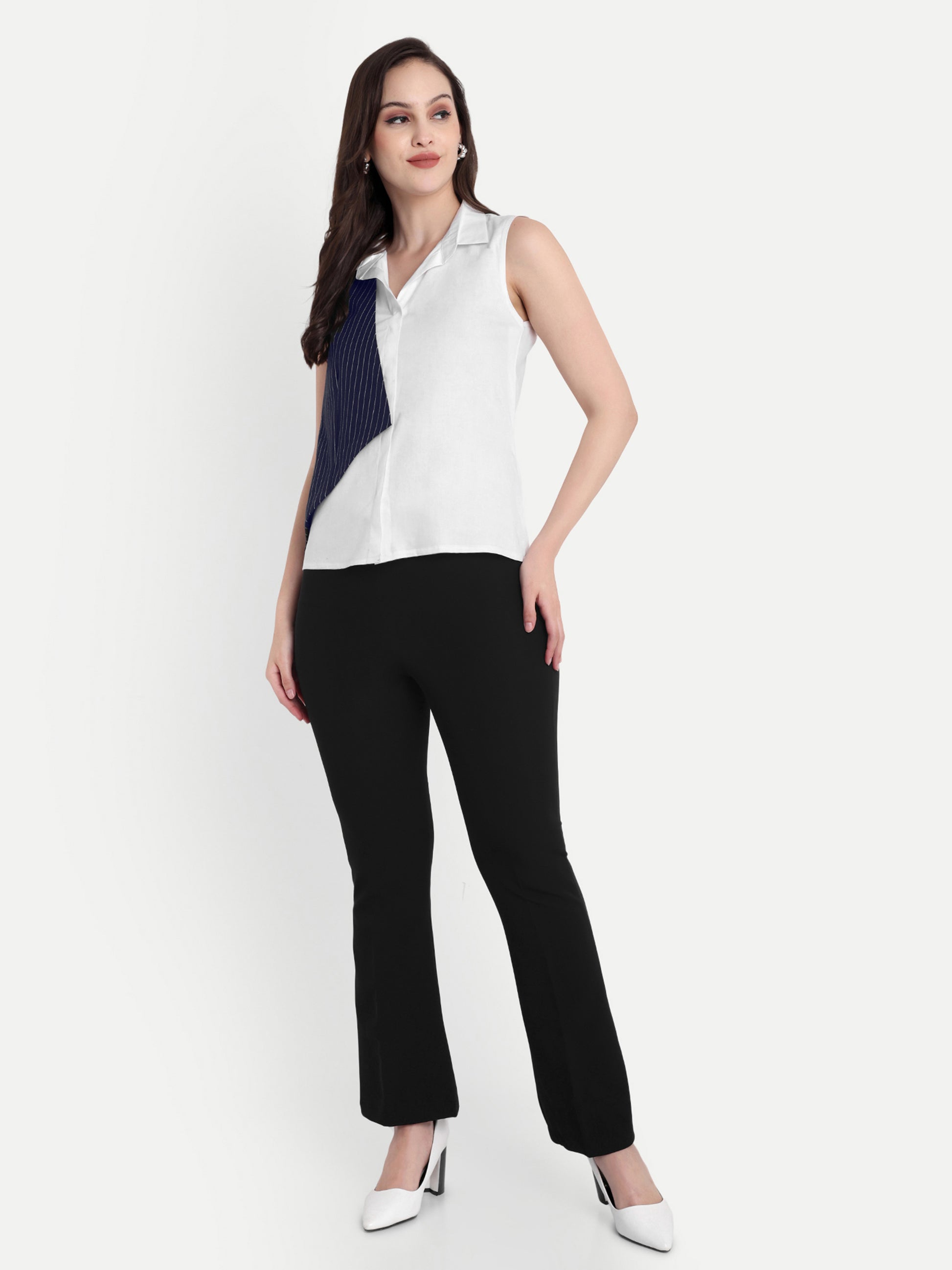 White sleeveless shirt with blue flap-esseneur